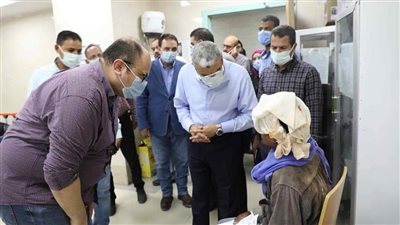 محافظ المنيا يتابع حالة المصابين في حادث تصادم الأتوبيس 
