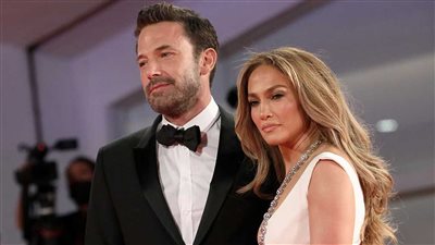 عباس أبو الحسن: بن أفلليك لما اتجوز جينفر لوبيز بقا منطفي وفي نظرته استسلام.. وهذا مُلخص للعلاقات الزوجية