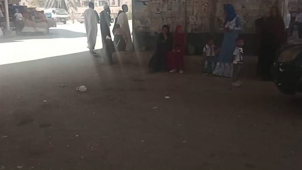 مواطنون يفترشون الأرض