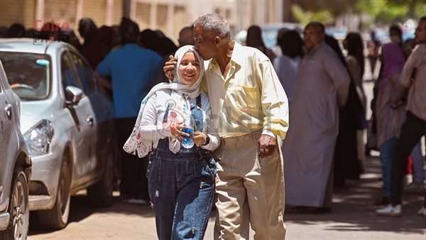 أب يحتضن ابنته عقب