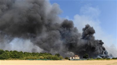 بريطانيا تسجل درجة حرارة قياسية.. واستنفار في لندن لمواجهة الحرائق الممتدة