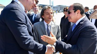 الرئيس الصربي يستقبل السيسي بمطار العاصمة بلجراد