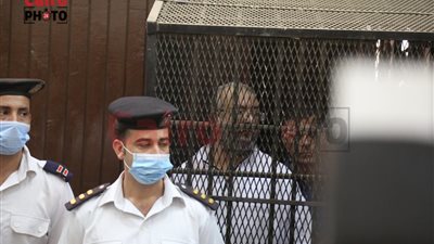 الظهور الأول للمتهم بقتل زوجته الإعلامية شيماء جمال في قفص الاتهام | صور