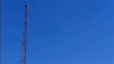 شاب يحاول إلقاء نفسه من أعلى برج الإسعاف للحصول على شقة بطور سيناء| صور