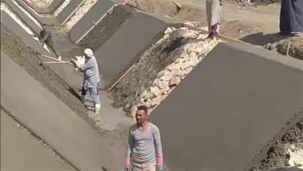 جانب من تبطين الترع