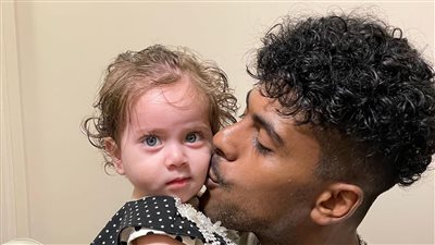 عفروتو يتكفل بمصاريف عملية جراحية لطفلة مصابة بقطع في العصب السابع