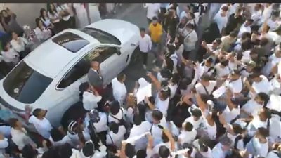 ركب الإكس 6.. تعرف على سعر سيارة مدرس الفلسفة التي ظهرت في الموكب