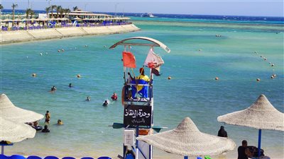 رغم الرايات الحمراء.. توافد المصطافين على شواطئ مدينة الغردقة| بث مباشر