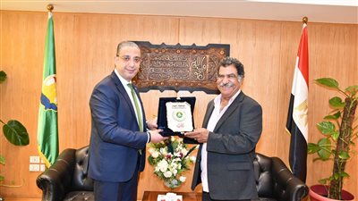 محافظ الفيوم يكرم الفنان التشكيلي محمد عبلة لحصوله على وسام جوته الألماني