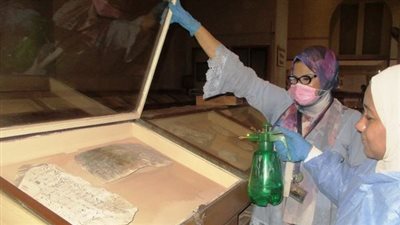 تعقيم القطع الأثرية العضوية بالمتحف المصري بالتحرير