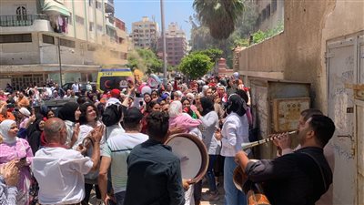 مزمار بلدي وصواريخ ألوان الطيف.. طالبات الثانوية العامة ببورسعيد يحتفلن ببدء الإجازة | صور وفيديو