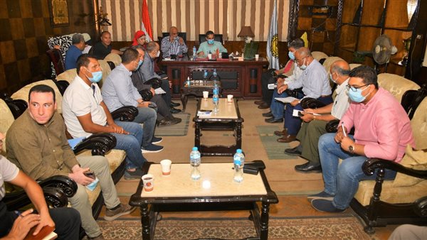 محافظ الغربية يناقش