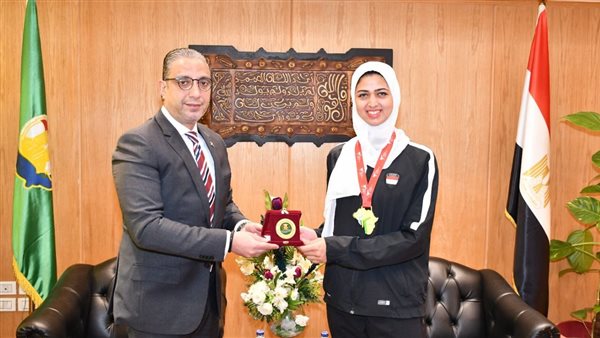 محافظ الفيوم يكرم