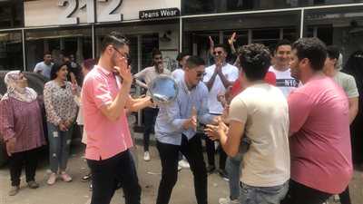 بالطبل والرقص.. طلاب الثانوية العامة بالدقهلية يحتفلون بانتهاء الامتحانات 