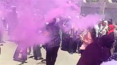 بالرقص والزغاريد والألعاب النارية.. طلاب الثانوية العامة يحتفلون بانتهاء الامتحانات في المنيا