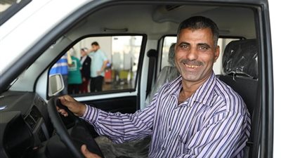 يعول 3 أفراد.. حياة كريمة تهدي ميكروباص لمواطن احترقت سيارته بالإسماعيلية