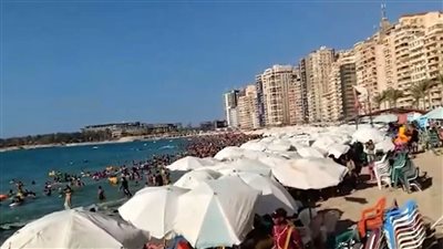 تزامنا مع انتهاء مارثون امتحانات الثانوية.. تزاحم كبير من المصطافين على شواطئ الإسكندرية | بث مباشر 