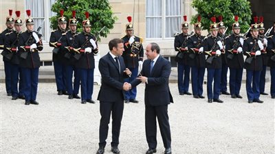 الرئيس السيسي يعقد جلسة مباحثات مغلقة مع نظيره الفرنسي بالإليزيه