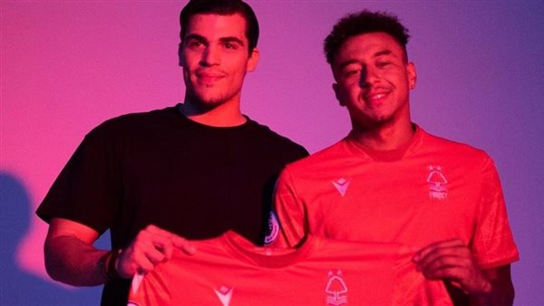 جيسي لينجارد يوقع