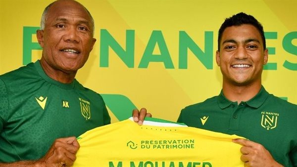 مصطفى محمد حاملًا