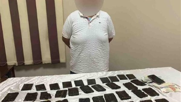 المتهم بحوزة المضبوطات