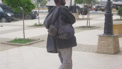 الأهالي سلموه للشرطة.. مختل عقليا يخلع ملابسه وسط الشارع بأكتوبر