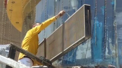 إزالة 130 إعلان مخالف من شوارع الشرقية | صور