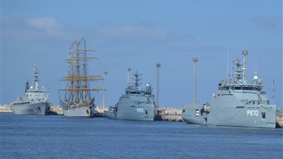 القوات البحرية ونظيرتها اليونانية تنفذان تدريبا بحريا عابرا بنطاق الأسطول الشمالي