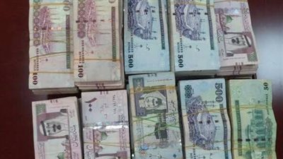 جمارك مطار القاهرة تضبط 360 ألف ريال سعودي بحوزة راكب قادم من اليمن