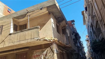 انهيار بلكونة عقار بنطاق حي غرب المنصورة دون خسائر بشرية