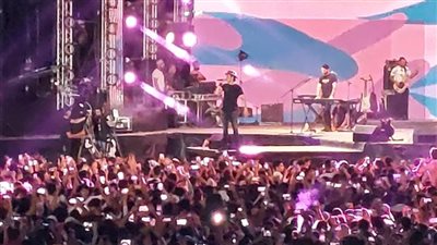 غضب واسع بين جمهور كايروكي بسبب حفل الإسكندرية: الشباب مضروبين وبينزفوا دم | فيديوجراف