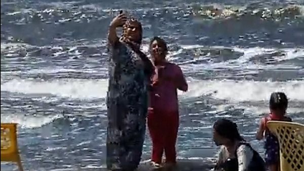 سيدة بسيطة تلقط صورة