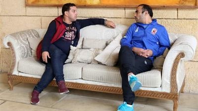 أنيس بوجلبان يزور بعثة الأهلي في تونس قبل مواجهة النجم الساحلي