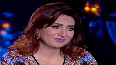 بعد أزمتها الصحية.. وفاء عامر تهدي فجر السعيد باقة ورد وتَعد بزيارتها في الكويت (فيديو)