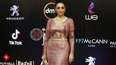 بفستان مكشوف.. بطلة “أريد رجلًا” تخطف الأنظار في ختام القاهرة السينمائي ( صور)