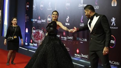 لقاء الخميسي وخالد سليم يرقصان على الـ”ريد كاربت” حفل ختام القاهرة السينمائي (صور)