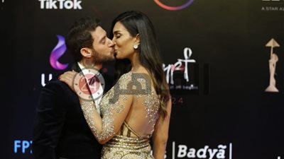 ثاني مرة.. حسام الجندي يُقبّل زوجته التونسية على السجادة الحمراء في القاهرة السينمائي (صور)