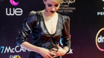 مطربة شابة تظهر بإطلالة غريبة على السجادة الحمراء في القاهرة السينمائي (صور)