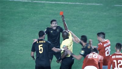 مشادة بين دكة الأهلي وإداري النجم الساحلي بعد طرد أيمن أشرف