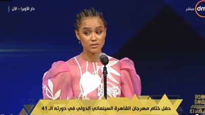 بطلة صراع العروش تقدم جائزة الجمهور للمخرجة مريان خوري عن فيلمها “إحكيلي” (فيديو)