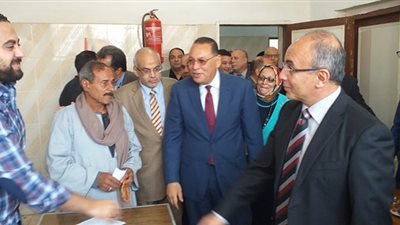 ورش عمل و13 تخصصا طبيا.. قافلة طبية كبرى بقرية “الزرزمون” بحضور محافظ الشرقية  (صور)