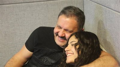 إدوارد يعود للغناء ويقدم ماريا ابنته بـ”رايحة لصاحباتاتي” (صور)