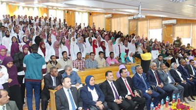 طلاب كلية الطب العلاجي بقنا يواجهون التنمر بعرض مسرحي