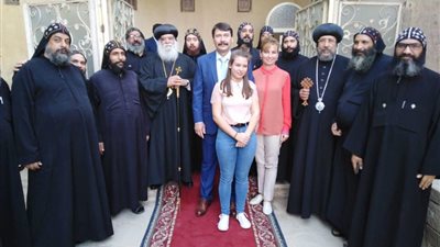 جولة لرئيس المجر وأسرته داخل دير الأنبا باخوميوس “الشايب” بالأقصر (صور)