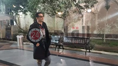 عمرو سعد يقدم واجب العزاء في زوجة الفنان عبد الرحمن أبو زهرة (فيديو)