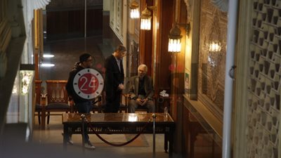 عبد الرحمن أبو زهرة يستقبل عزاء زوجته جالسًا على كرسي (صور وفيديو)