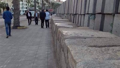 إزالة الحواجز الأسمنتية المنتشرة على كورنيش البحر بالإسكندرية