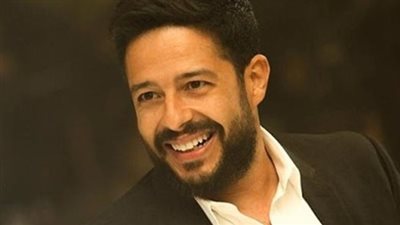 هكذا علّق محمد حماقي على مرحلة عمله “كورال” خلف النجوم (فيديو)