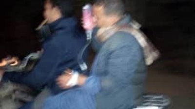 الوحدة الصحية مغلقة.. مريض يستقل دراجة بخارية بـ”محلول” في قنا (صور)