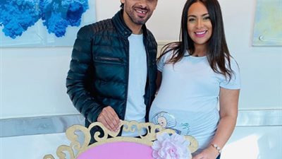 بطريقة كوميدية.. صلاح عبد الله يهنئ حمدي الميرغني بطفلته “تمارا” (صورة)